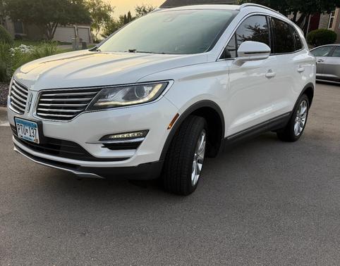 White 2015 Lincoln MKC Base