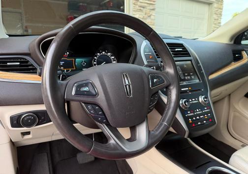 White 2015 Lincoln MKC Base