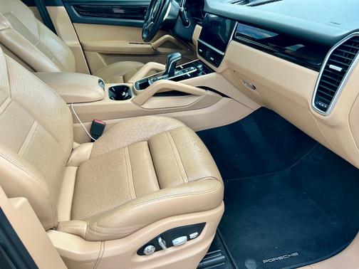 Gray 2019 Porsche Cayenne Cayenne