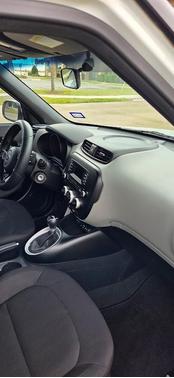 White 2016 Kia Soul Base