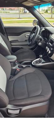 White 2016 Kia Soul Base