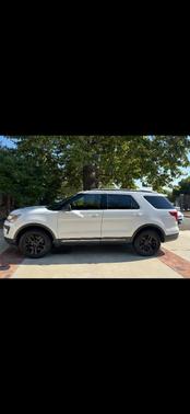 White 2019 Ford Explorer XLT