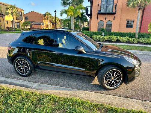 Black 2018 Porsche Macan Macan Sport Edition