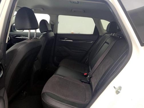 White 2021 Kia Seltos S