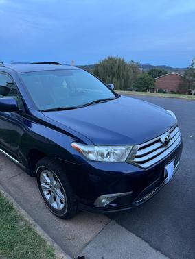 Blue 2013 Toyota Highlander Base