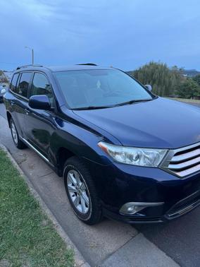 Blue 2013 Toyota Highlander Base