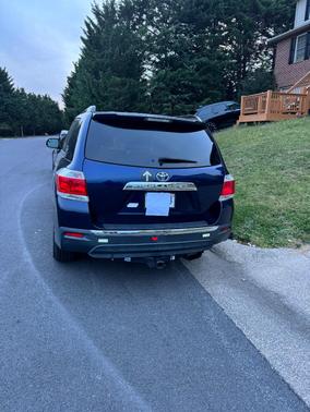 Blue 2013 Toyota Highlander Base