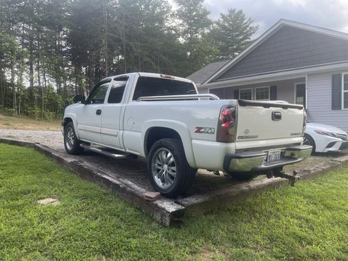 White 2005 Chevrolet Silverado 1500 Z71 Extended Cab