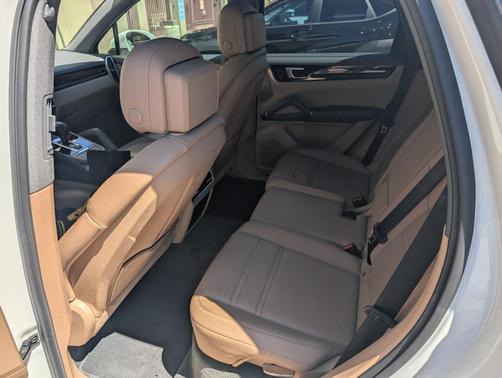 White 2019 Porsche Cayenne Cayenne