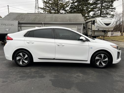 2017 Hyundai IONIQ Hybrid SEL
