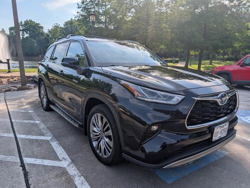 Black 2021 Toyota Highlander Hybrid Platinum