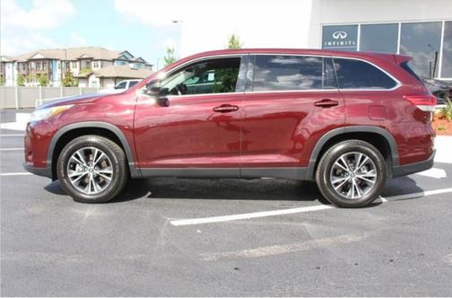 Photo 2 of 2 of 2019 Toyota Highlander LE I4