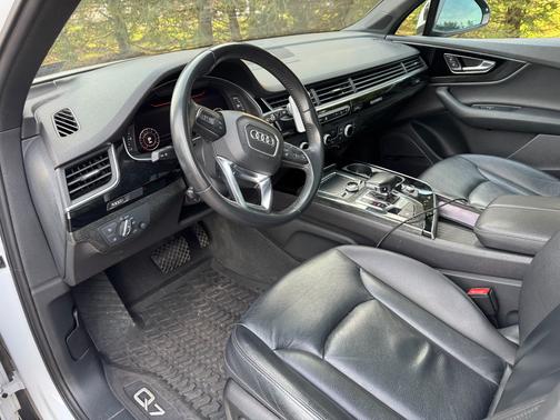 White 2019 Audi Q7 55 Premium Plus