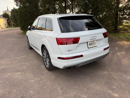 White 2019 Audi Q7 55 Premium Plus