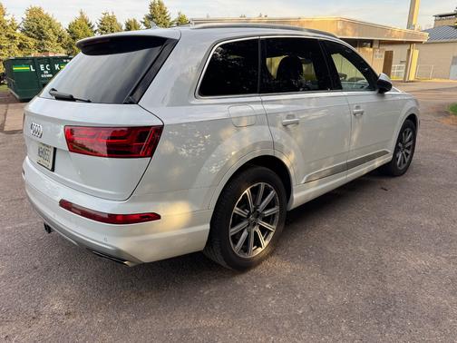 White 2019 Audi Q7 55 Premium Plus