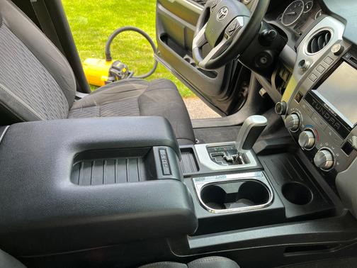Black 2016 Toyota Tundra SR5