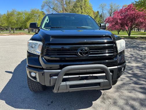 Black 2016 Toyota Tundra SR5