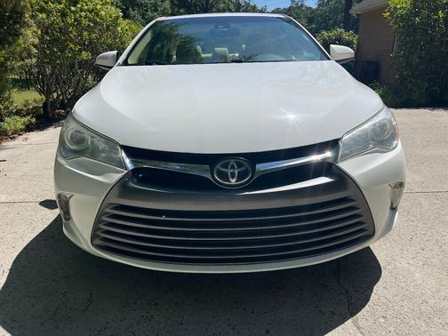 White 2016 Toyota Camry XLE
