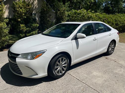 White 2016 Toyota Camry XLE