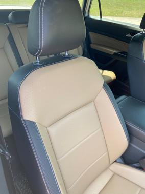 Photo 3 of 4 of 2021 Volkswagen Atlas Cross Sport 3.6L V6 SE w/Technology R-Line