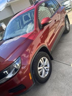 Red 2015 Volkswagen Tiguan 4MOTION Auto SE