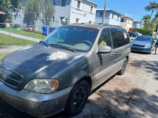 Green 2005 Kia Sedona LX