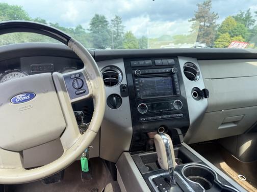 White 2014 Ford Expedition Limited