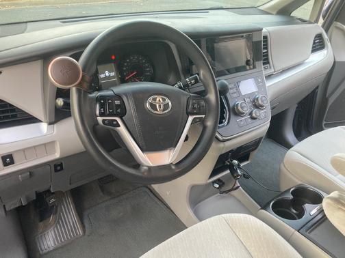2017 Toyota Sienna LE