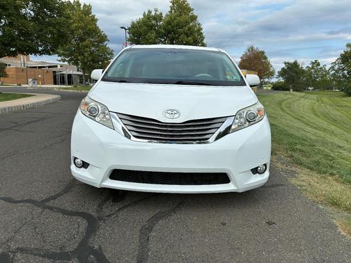 White 2011 Toyota Sienna XLE