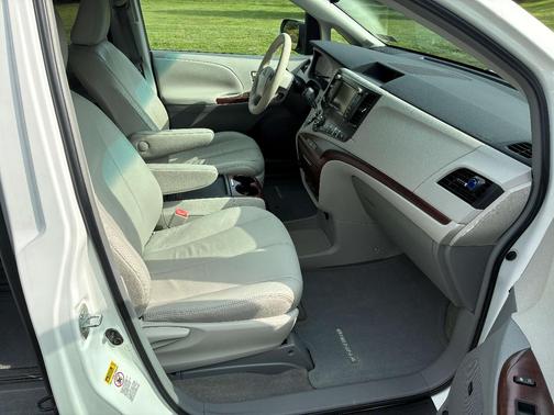 White 2011 Toyota Sienna XLE