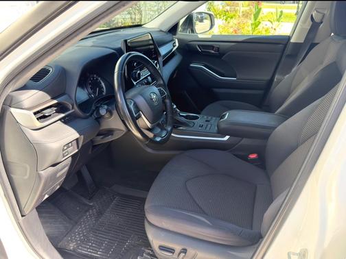 White 2023 Toyota Highlander LE