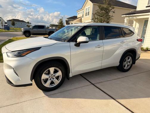 White 2023 Toyota Highlander LE