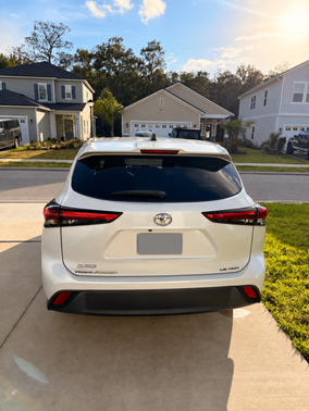 White 2023 Toyota Highlander LE