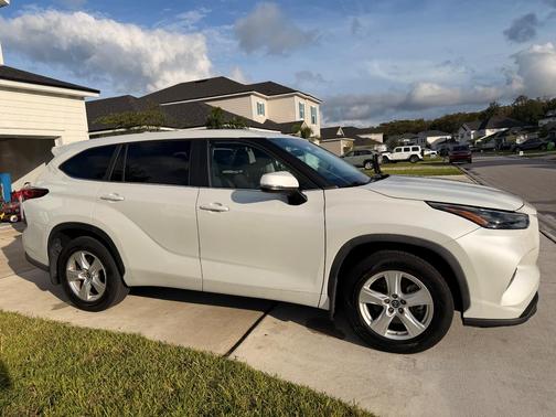 White 2023 Toyota Highlander LE