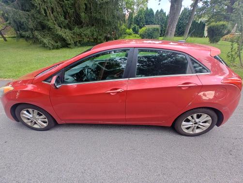 Red 2014 Hyundai Elantra GT Base