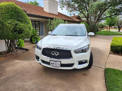 White 2019 INFINITI QX60 LUXE