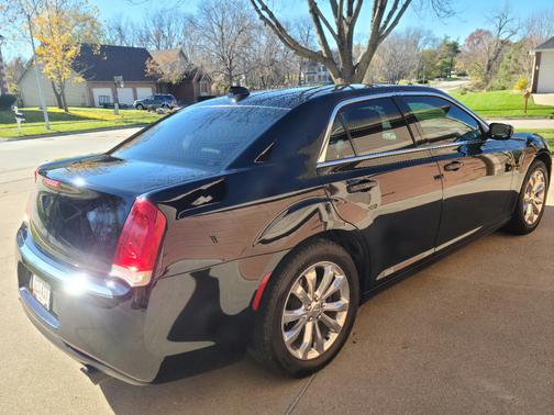2017 Chrysler 300 Limited