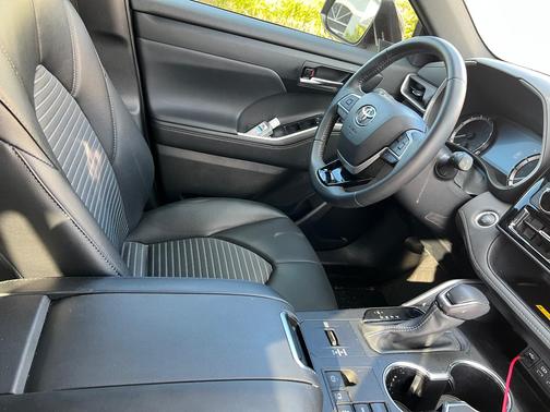 Black 2024 Toyota Highlander XSE