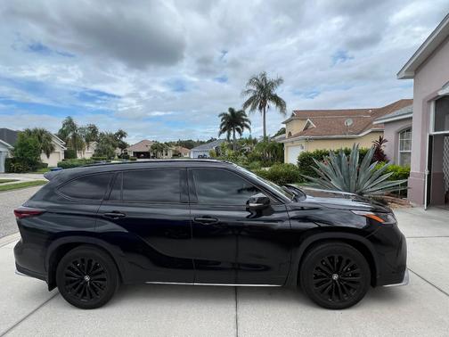 Black 2024 Toyota Highlander XSE