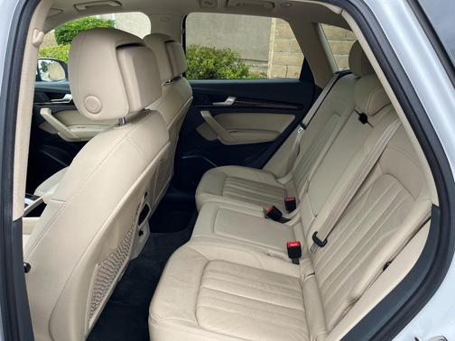 White 2018 Audi Q5 2.0T Premium