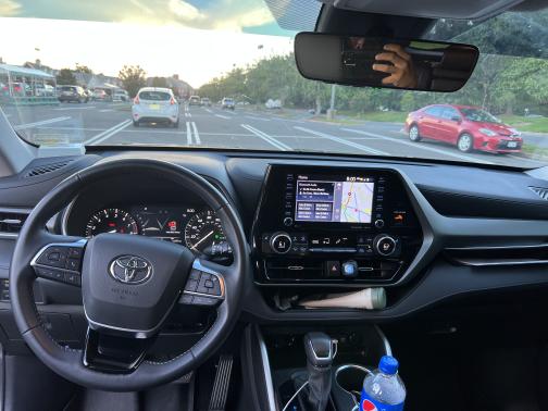 Photo 2 of 9 of 2021 Toyota Highlander XLE
