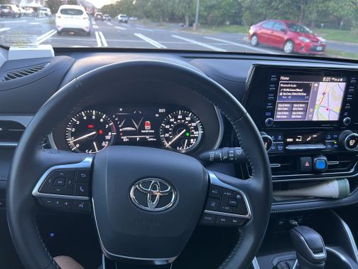 Photo 3 of 9 of 2021 Toyota Highlander XLE