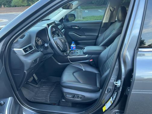 Photo 4 of 9 of 2021 Toyota Highlander XLE