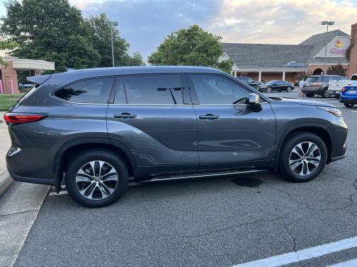 Photo 5 of 9 of 2021 Toyota Highlander XLE