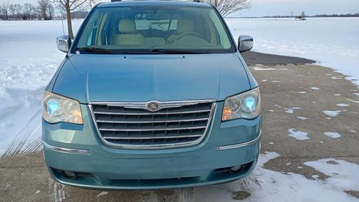 2010 Chrysler Town & Country New Limited