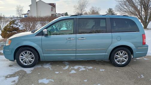 2010 Chrysler Town & Country New Limited