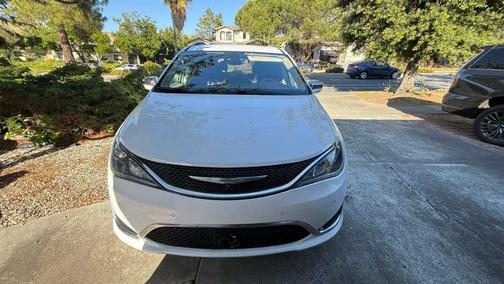 White 2018 Chrysler Pacifica Limited