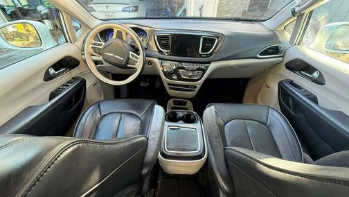 White 2018 Chrysler Pacifica Limited