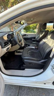 White 2018 Chrysler Pacifica Limited