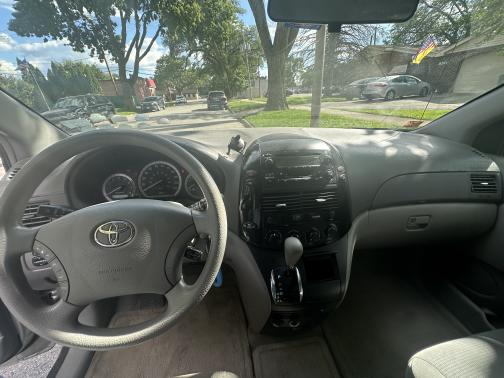 2004 Toyota Sienna LE